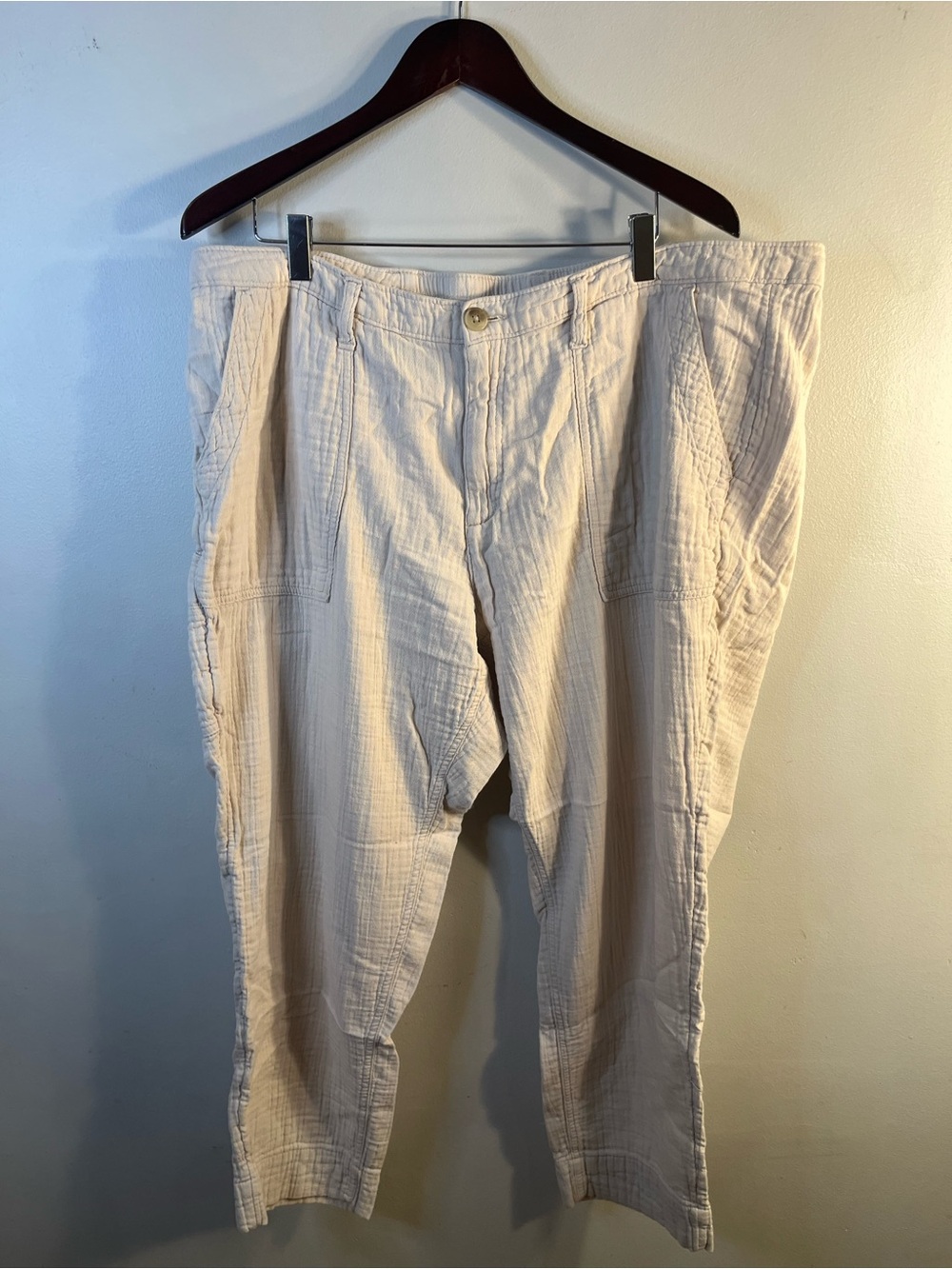 Old Navy Capris Light Cream Textured 100% Cotton in Cream Size 18
